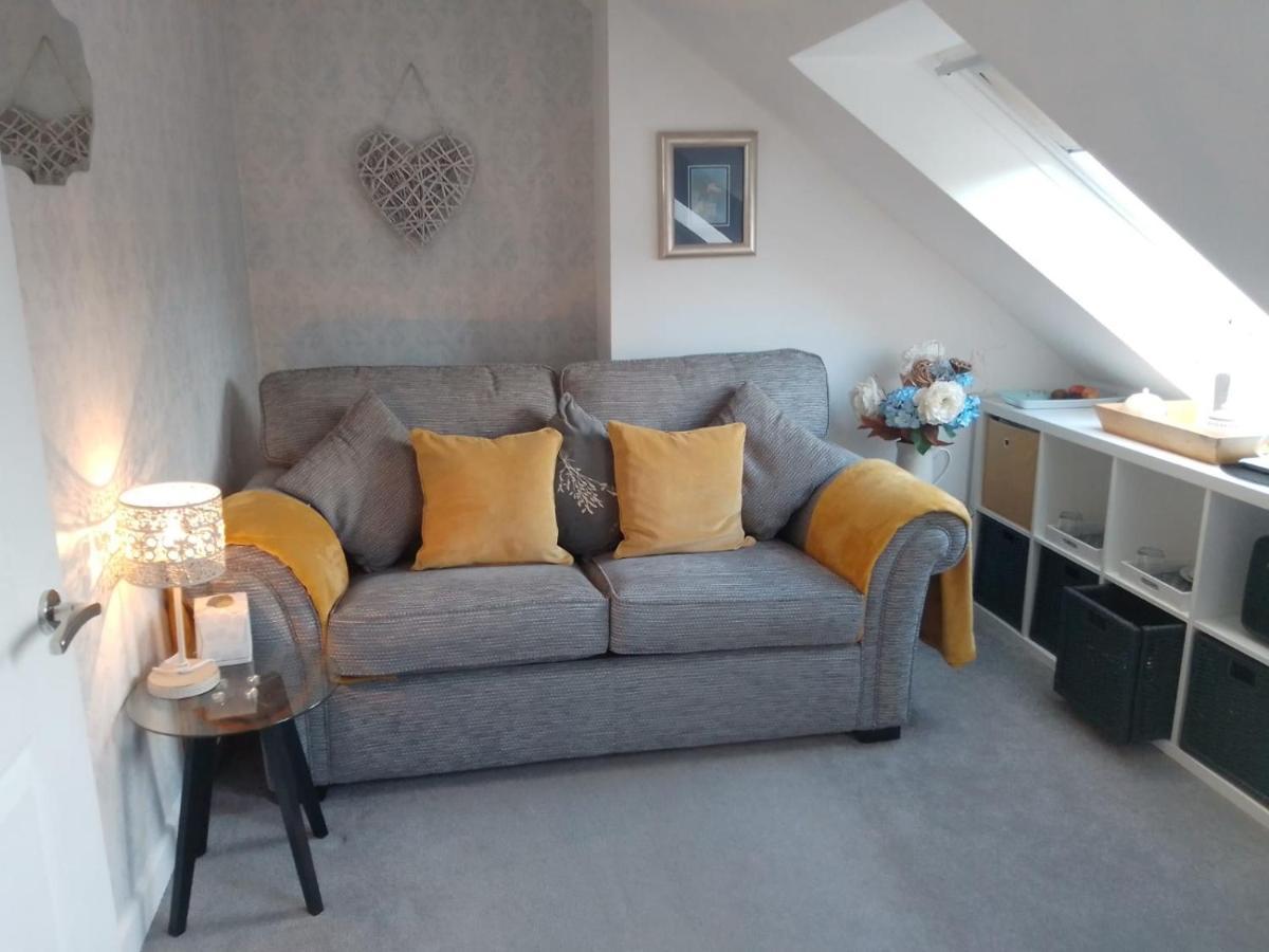 Village Life- Private Attic Suite - Living Room, Bedroom And Bathroom Newtown St Boswells 외부 사진