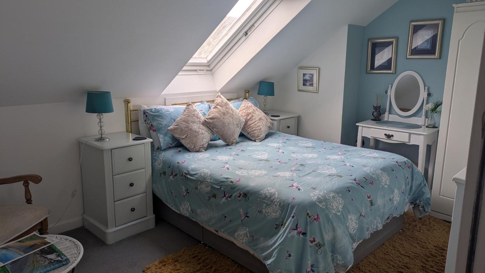 Village Life- Private Attic Suite - Living Room, Bedroom And Bathroom Newtown St Boswells 외부 사진